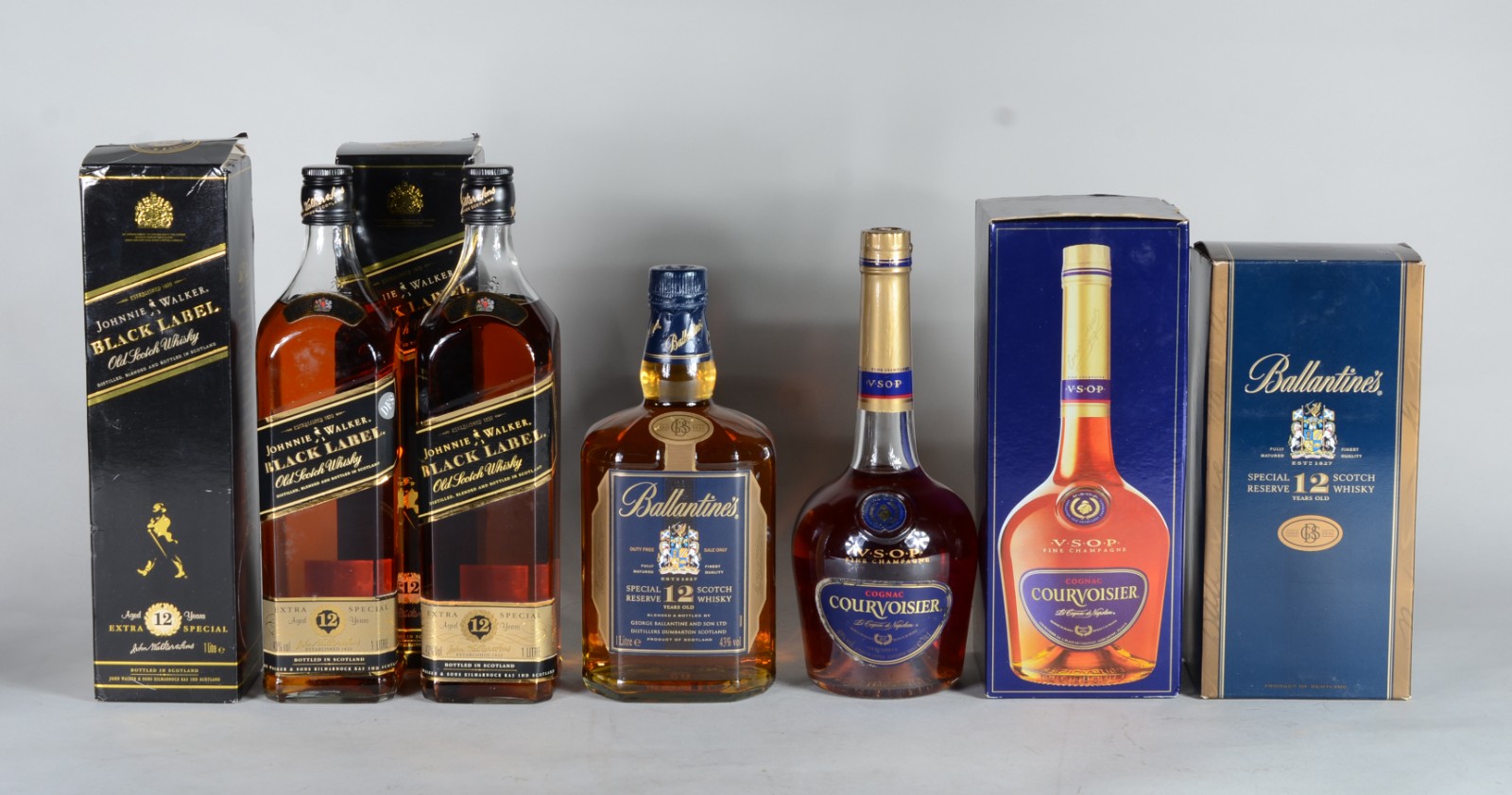 Quatro garrafas de bebida, sendo: 2 whisky Jwalker 12 anos; whisky... - foto 1 de 11
