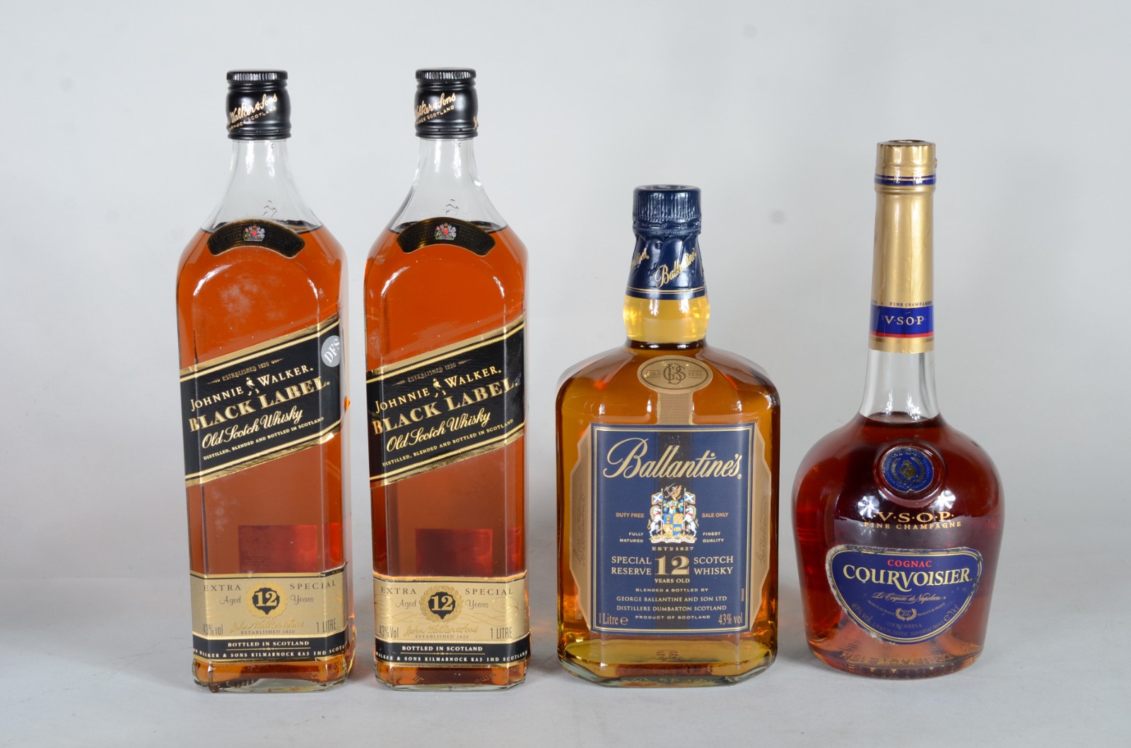 Quatro garrafas de bebida, sendo: 2 whisky Jwalker 12 anos; whisky... - foto 2 de 11