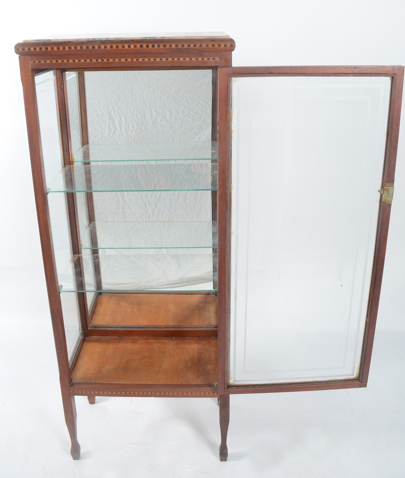 Vitrine de madeira nobre filetada, porta e laterais de vidro, fundo... - foto 3 de 4