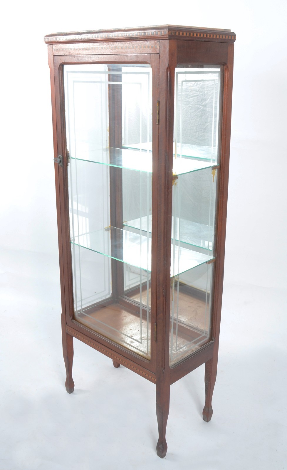 Vitrine de madeira nobre filetada, porta e laterais de vidro, fundo... - foto 1 de 4