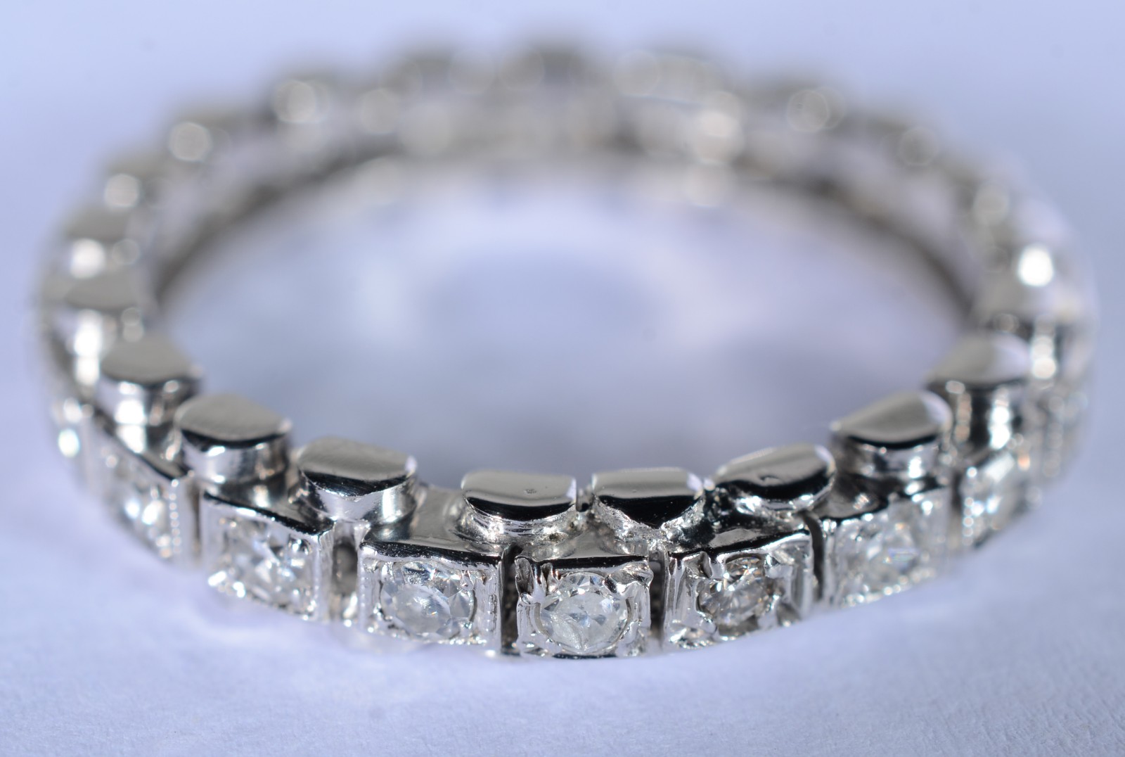 Aliança completa de ouro branco com 20 brilhantes de 0,05 ct cada... - foto 1 de 7