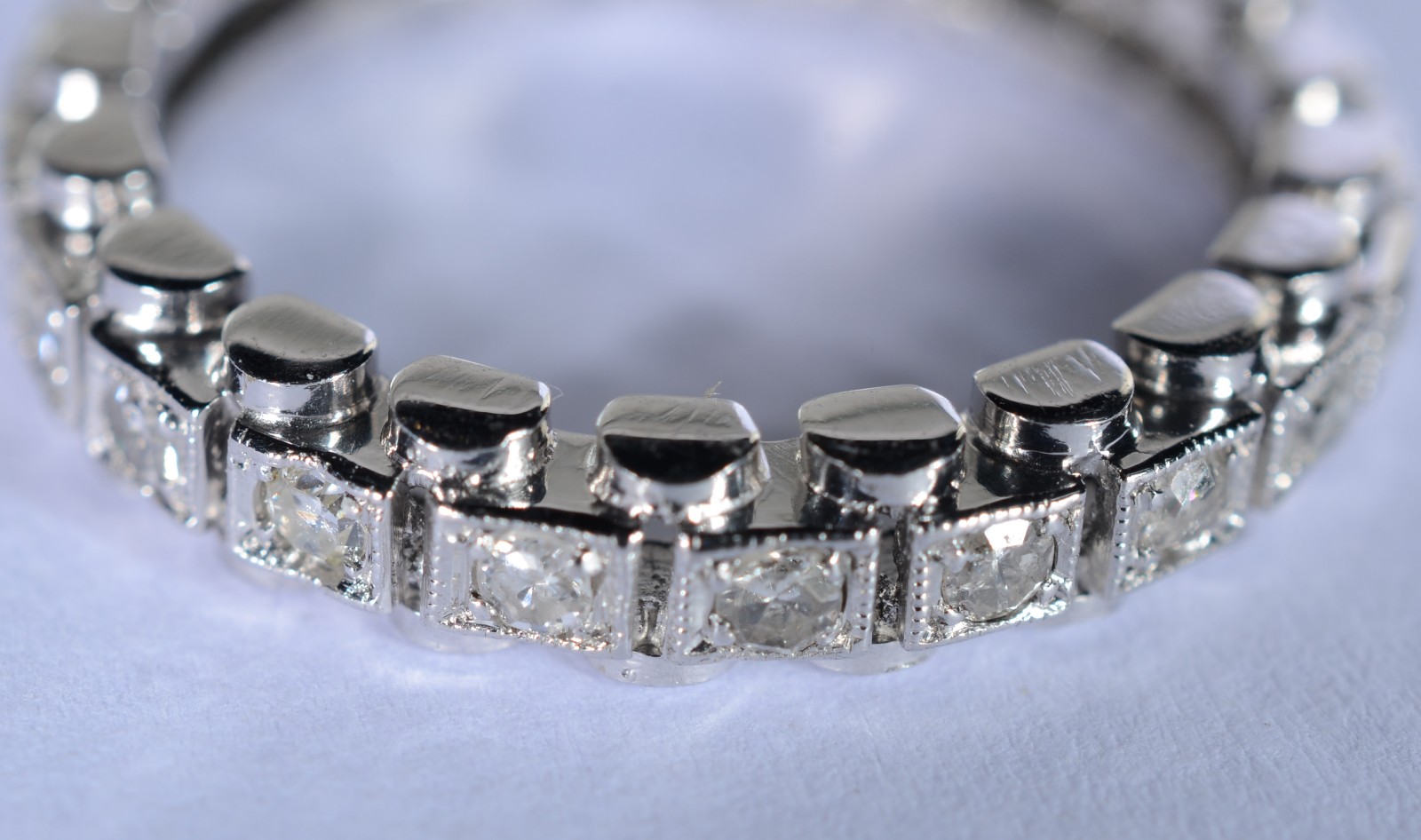 Aliança completa de ouro branco com 20 brilhantes de 0,05 ct cada... - foto 2 de 7