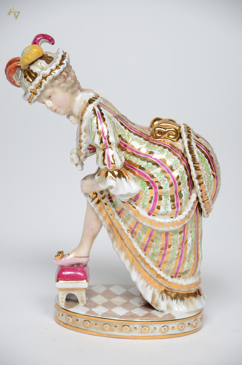 Escultura de porcelana européia representando "dama erótica"... - foto 1 de 2