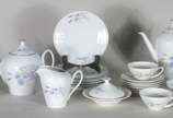Porcelana Real (1943-1972),  - Serviço para chá de porcelana Real, branca com friso dourado e flores em tons de azul, composto de: 6 xícaras com pires, 2 bules, leiteira, açucareiro