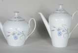 Porcelana Real (1943-1972),  - Serviço para chá de porcelana Real, branca com friso dourado e flores em tons de azul, composto de: 6 xícaras com pires, 2 bules, leiteira, açucareiro
