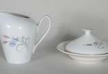 Porcelana Real (1943-1972),  - Serviço para chá de porcelana Real, branca com friso dourado e flores em tons de azul, composto de: 6 xícaras com pires, 2 bules, leiteira, açucareiro