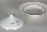 Porcelana Real (1943-1972),  - Serviço para chá de porcelana Real, branca com friso dourado e flores em tons de azul, composto de: 6 xícaras com pires, 2 bules, leiteira, açucareiro