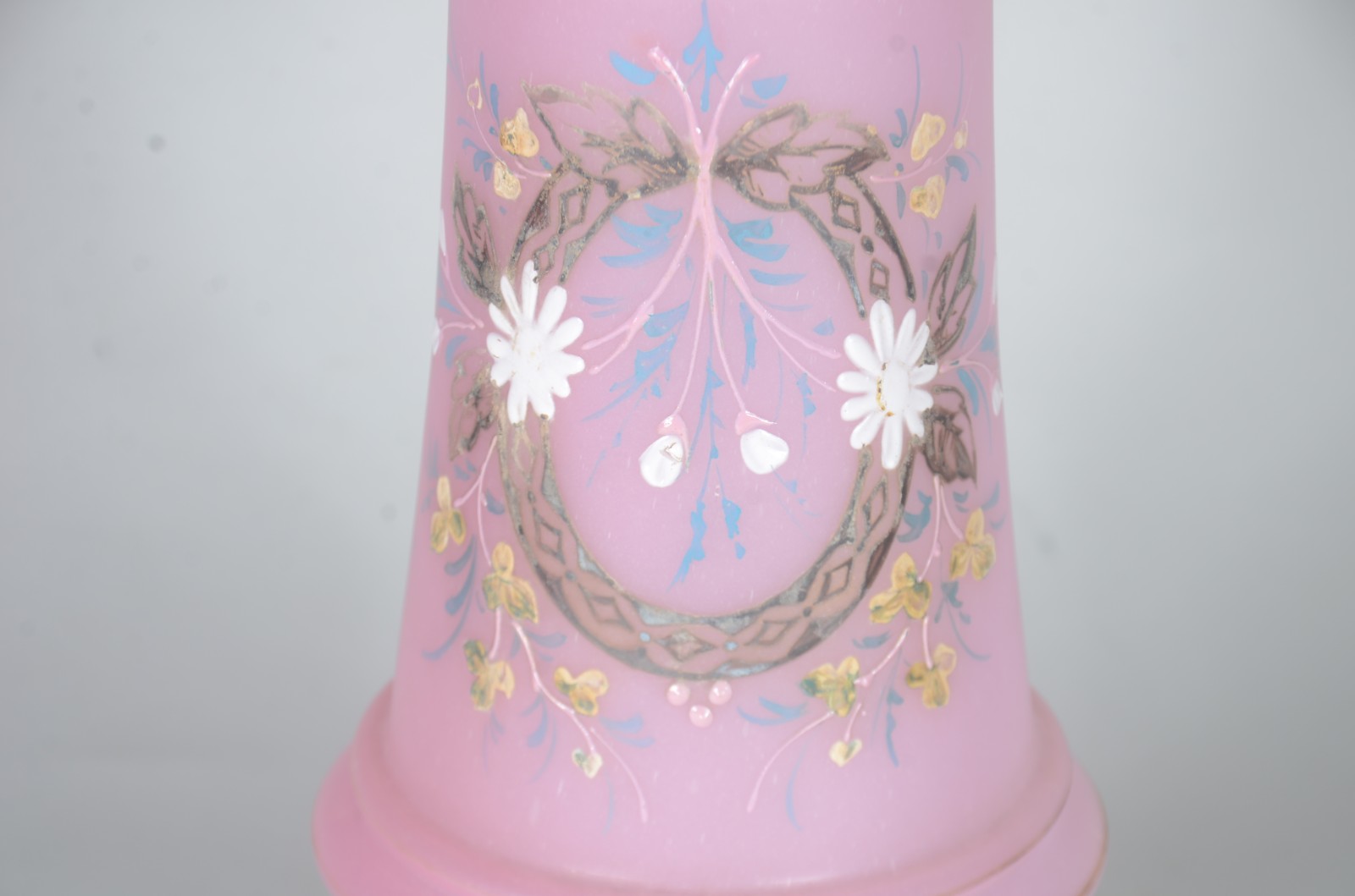 Vaso de opalina rosa, flores pintadas em policromia. - foto 2 de 5