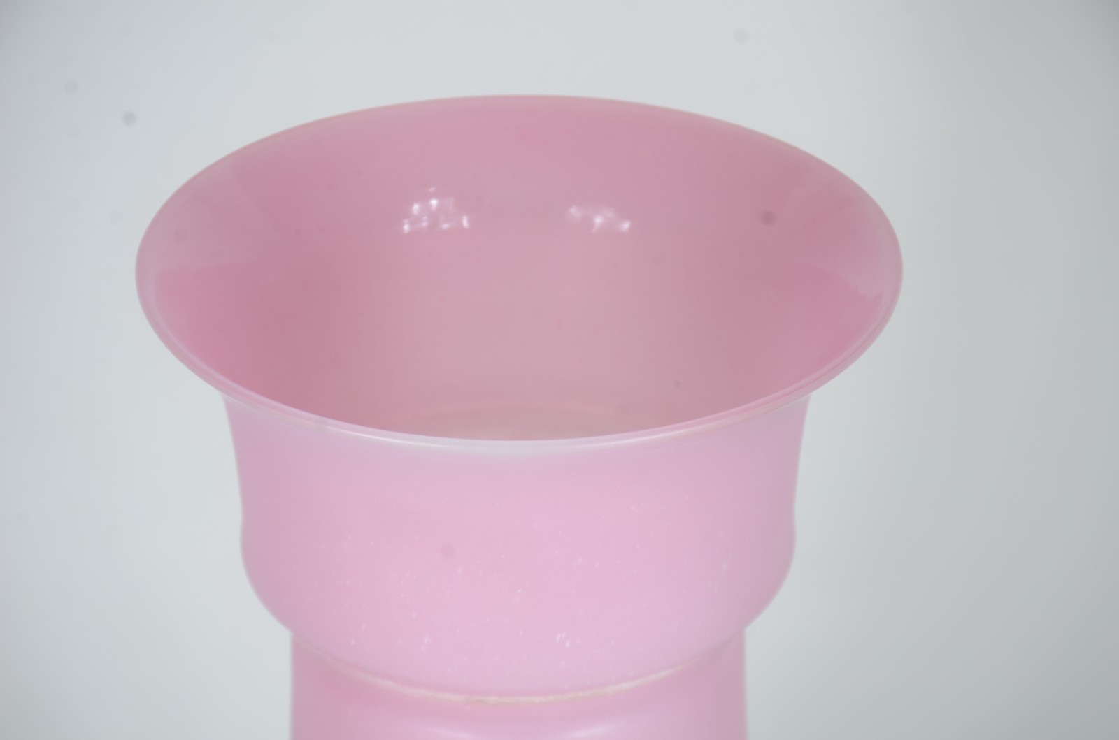Vaso de opalina rosa, flores pintadas em policromia. - foto 3 de 5