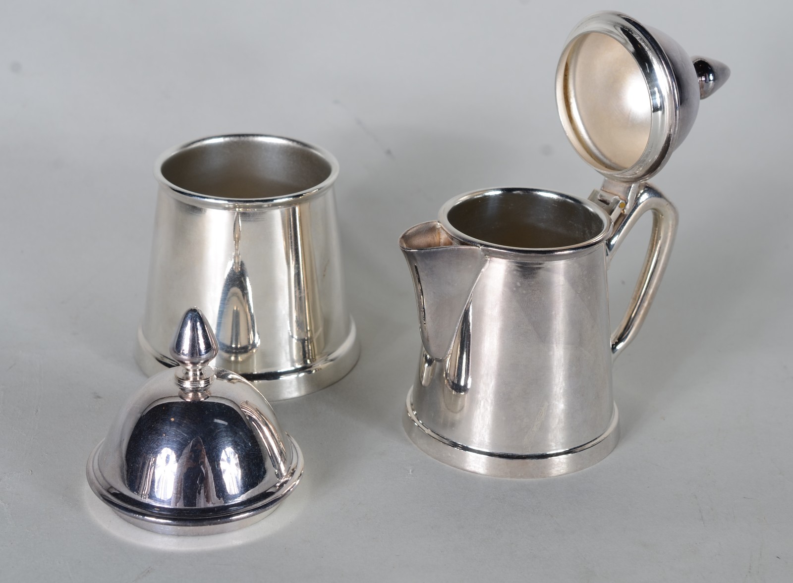 Quatro peças diversas de metal prateado, sendo: jarra térmica... - foto 6 de 7