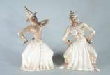 Par de esculturas de cerâmica policromada repre... - Par de esculturas de cerâmica policromada representando casal de dançarinos. Uma delas colada. Anos 60. Desgastes.