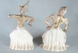 Par de esculturas de cerâmica policromada repre... - Par de esculturas de cerâmica policromada representando casal de dançarinos. Uma delas colada. Anos 60. Desgastes.