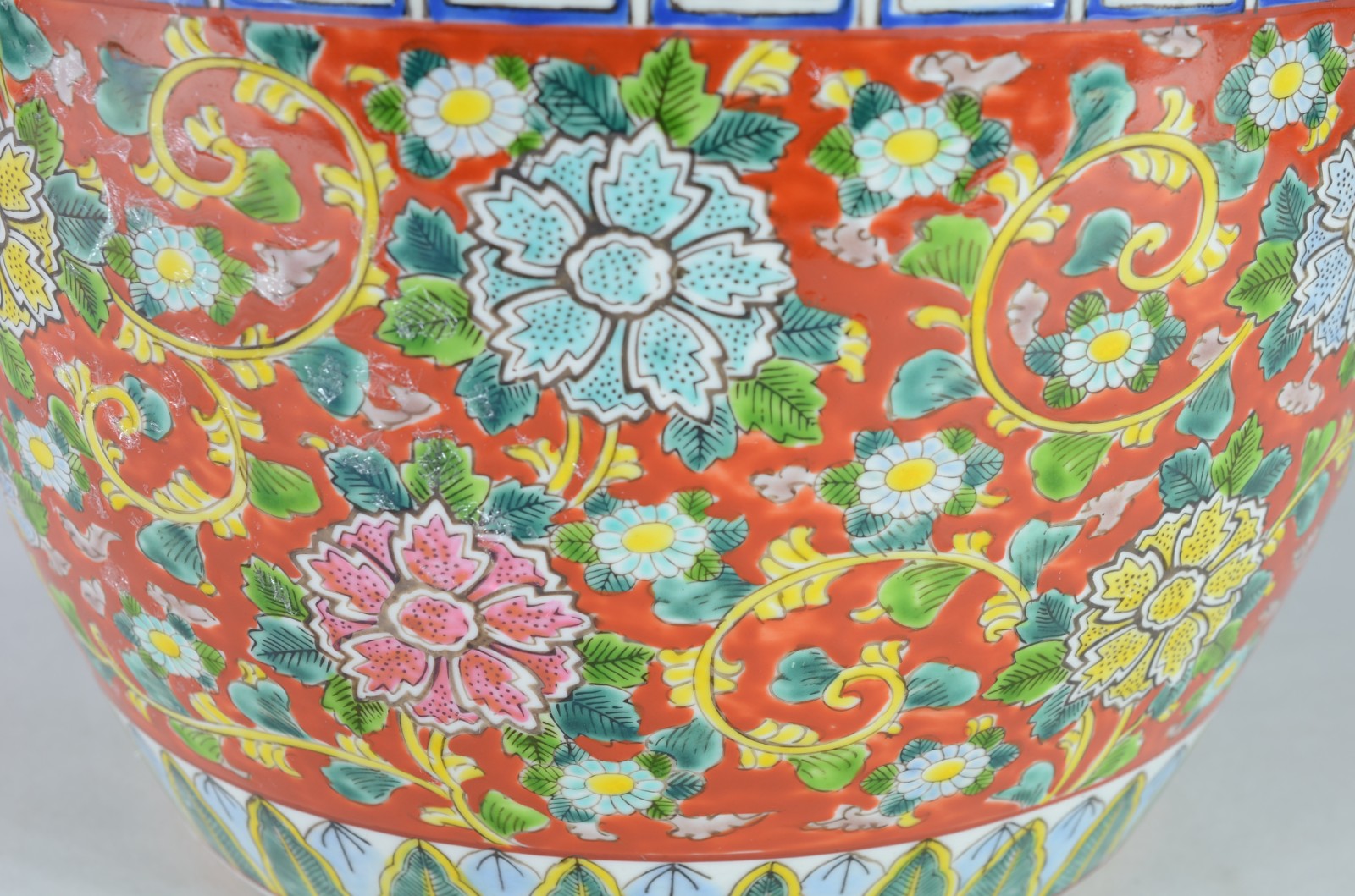 Cachepot de porcelana oriental policromada. - foto 2 de 6
