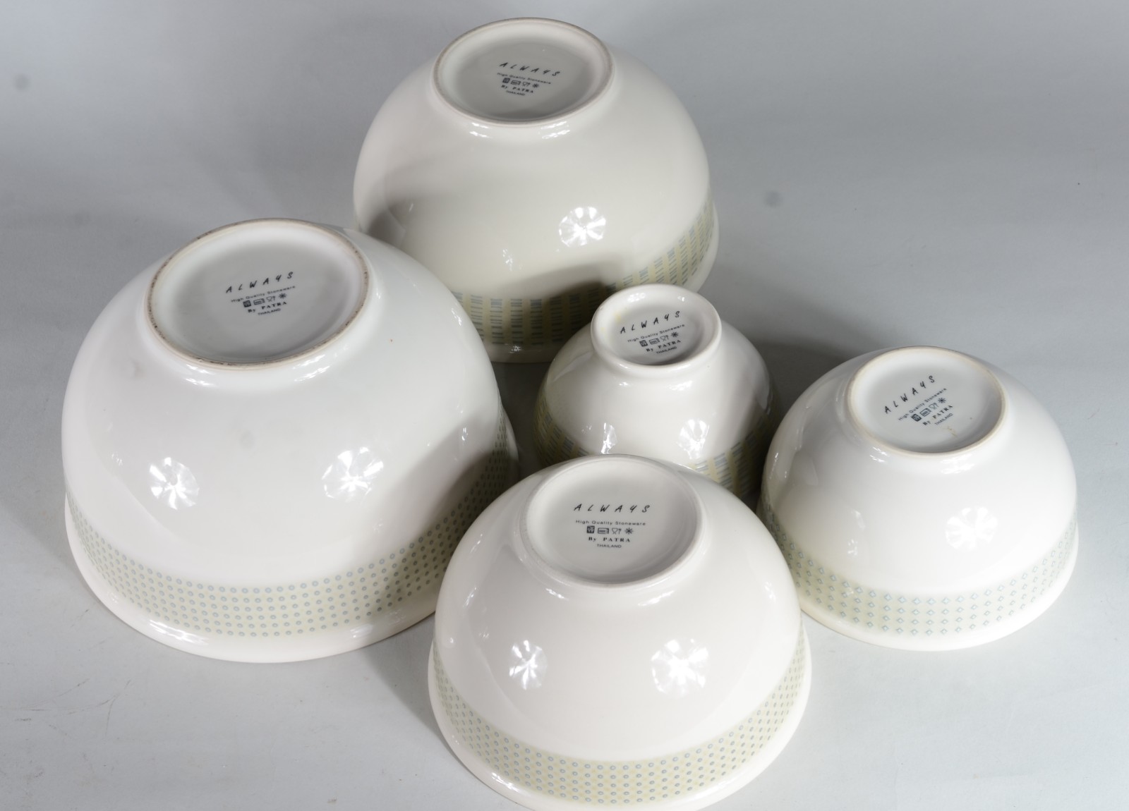 Conjunto com 5 bowls/saladeiras de cerâmica tailandesa, diversos... - foto 4 de 5