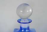 Duas garrafas de cristal na cor azul, sendo uma... - Duas garrafas de cristal na cor azul, sendo uma na forma de pirâmide e outra quadrangular, tampas em "bola".