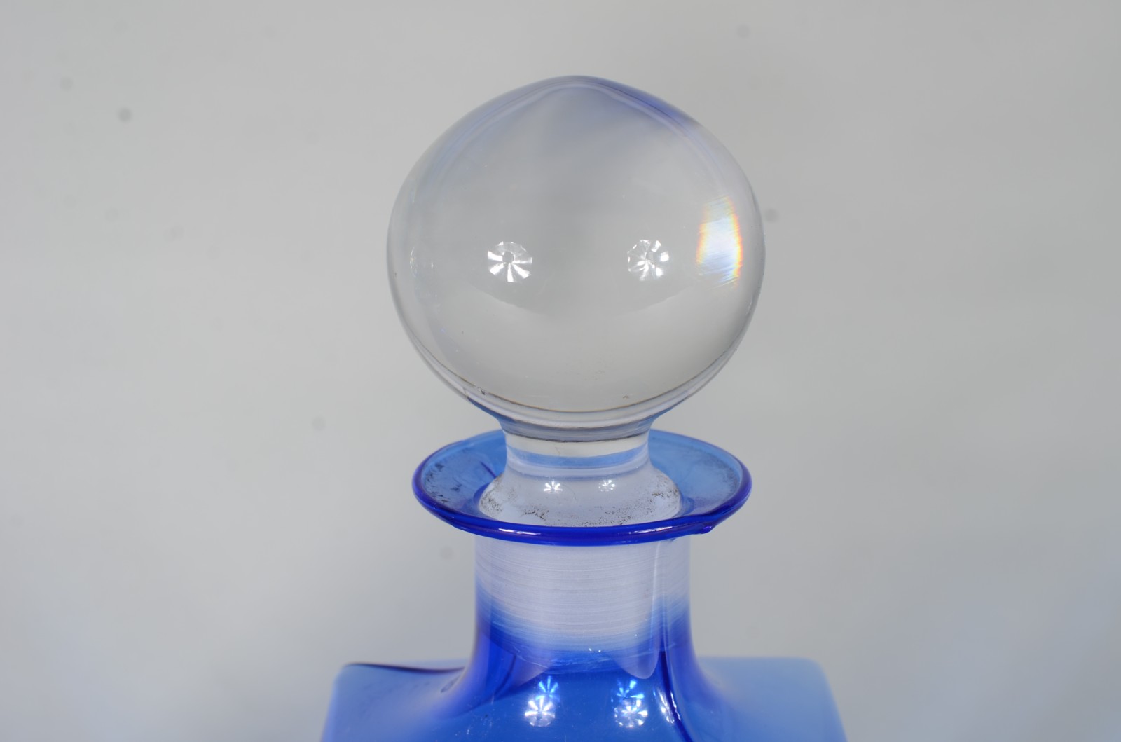 Duas garrafas de cristal na cor azul, sendo uma na forma de pirâmide... - foto 2 de 7