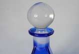 Duas garrafas de cristal na cor azul, sendo uma... - Duas garrafas de cristal na cor azul, sendo uma na forma de pirâmide e outra quadrangular, tampas em "bola".