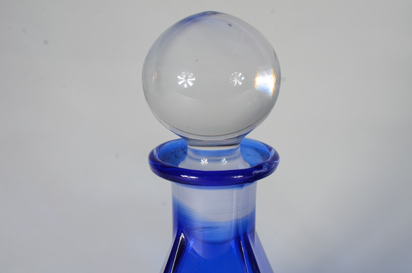 Duas garrafas de cristal na cor azul, sendo uma na forma de pirâmide... - foto 3 de 7