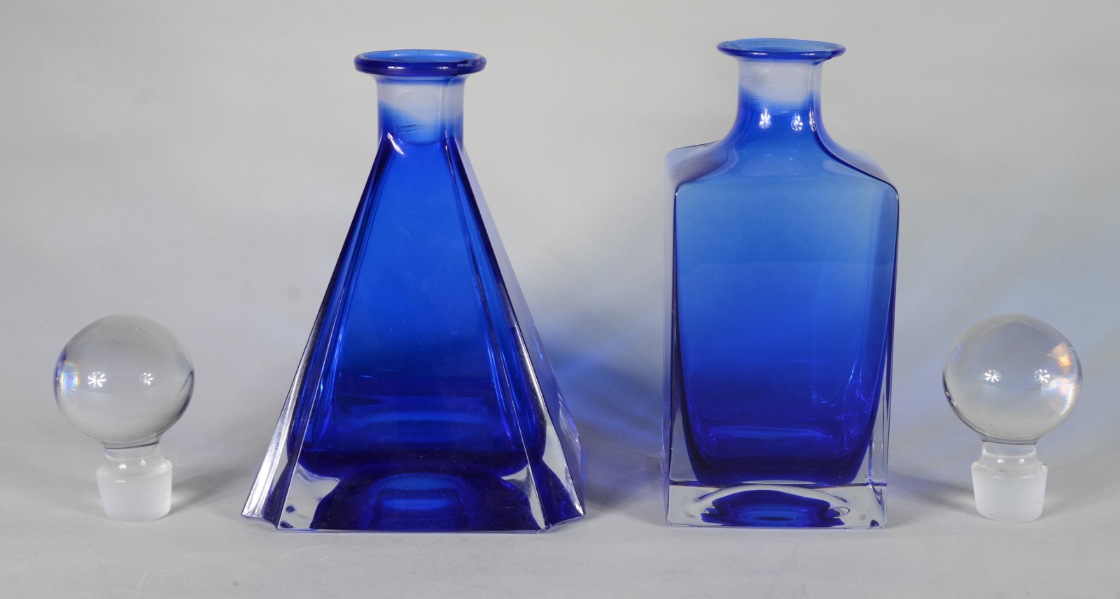 Duas garrafas de cristal na cor azul, sendo uma na forma de pirâmide... - foto 4 de 7
