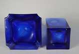 Duas garrafas de cristal na cor azul, sendo uma... - Duas garrafas de cristal na cor azul, sendo uma na forma de pirâmide e outra quadrangular, tampas em "bola".