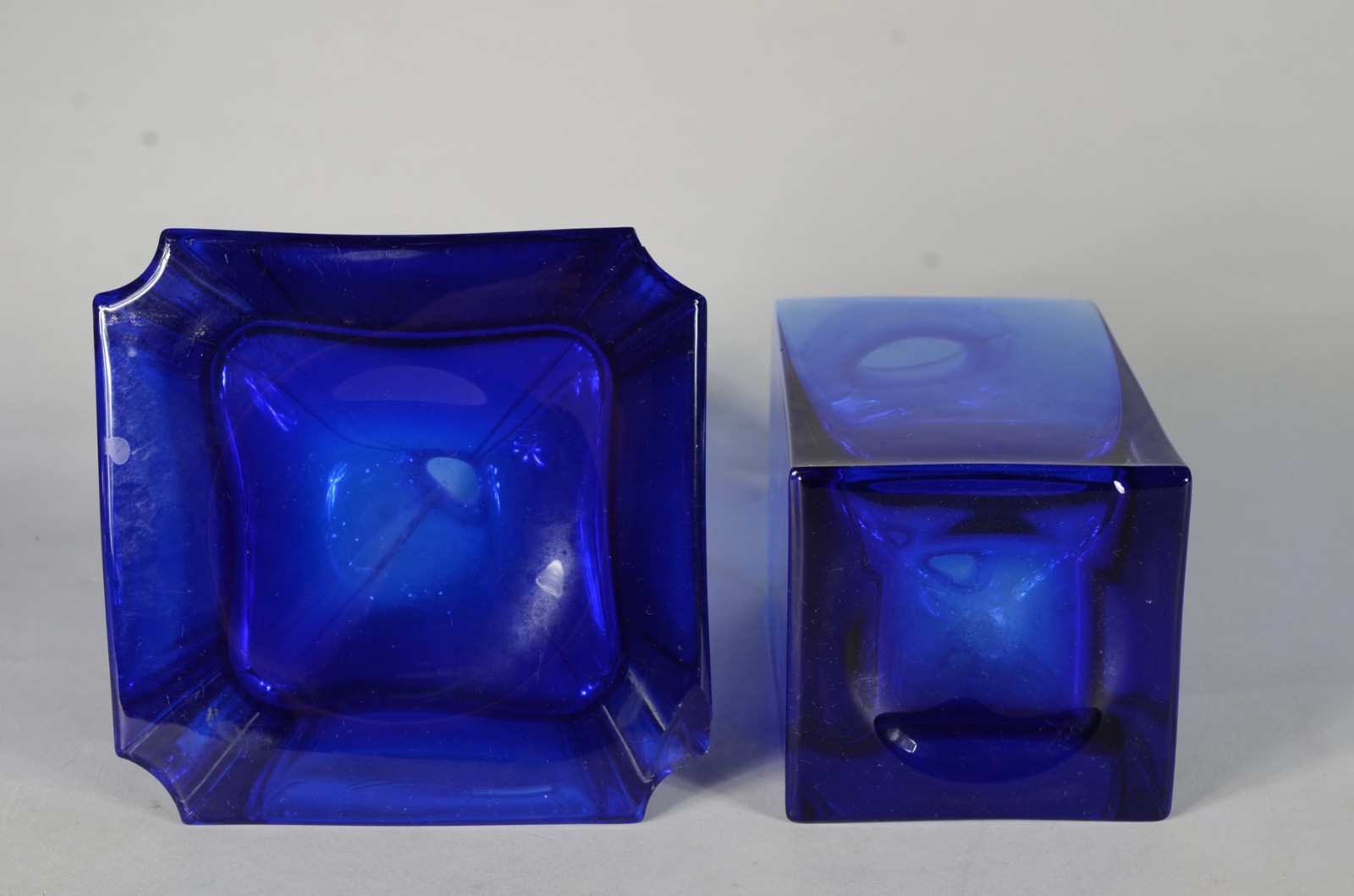 Duas garrafas de cristal na cor azul, sendo uma na forma de pirâmide... - foto 5 de 7