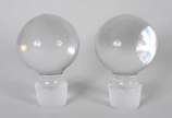 Duas garrafas de cristal na cor azul, sendo uma... - Duas garrafas de cristal na cor azul, sendo uma na forma de pirâmide e outra quadrangular, tampas em "bola".