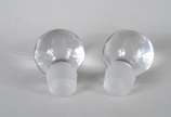 Duas garrafas de cristal na cor azul, sendo uma... - Duas garrafas de cristal na cor azul, sendo uma na forma de pirâmide e outra quadrangular, tampas em "bola".