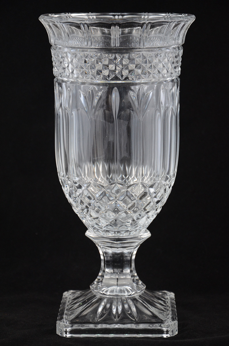 Vaso de cristal da Bohemia lapidado. Altura 33 cm.