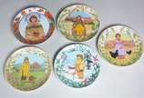 VILLEROY & BOCH,  - Conjunto com 14 pratos de porcelana alemã Villeroy & Boch - Coleção "Unicef" - Our Children - decorados com figuras de crianças de vários países.