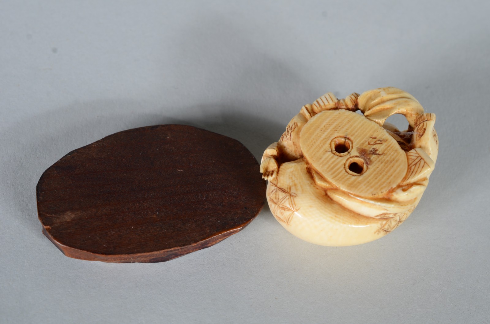 Netsuke de marfim representando figura típica com criança, base de... - foto 3 de 5