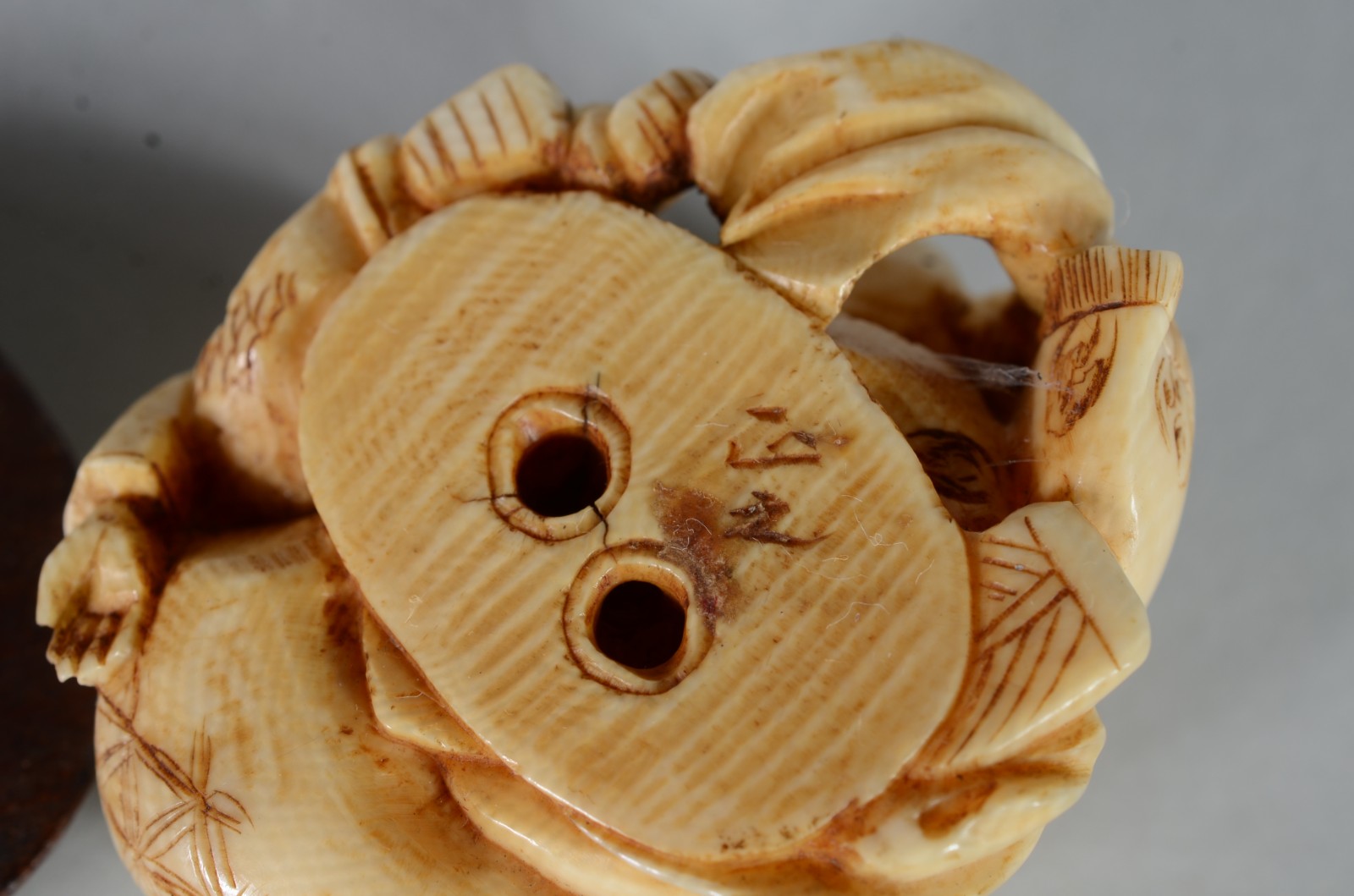 Netsuke de marfim representando figura típica com criança, base de... - foto 4 de 5