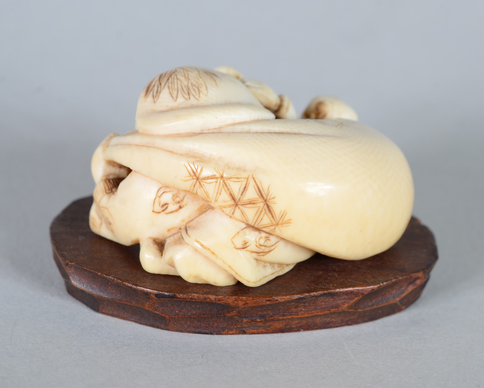 Netsuke de marfim representando figura típica com criança, base de... - foto 5 de 5