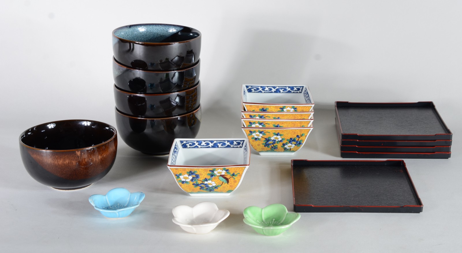 Dois conjuntos de porcelana oriental, sendo: 5 bowls para petiscos; 5... - foto 1 de 10
