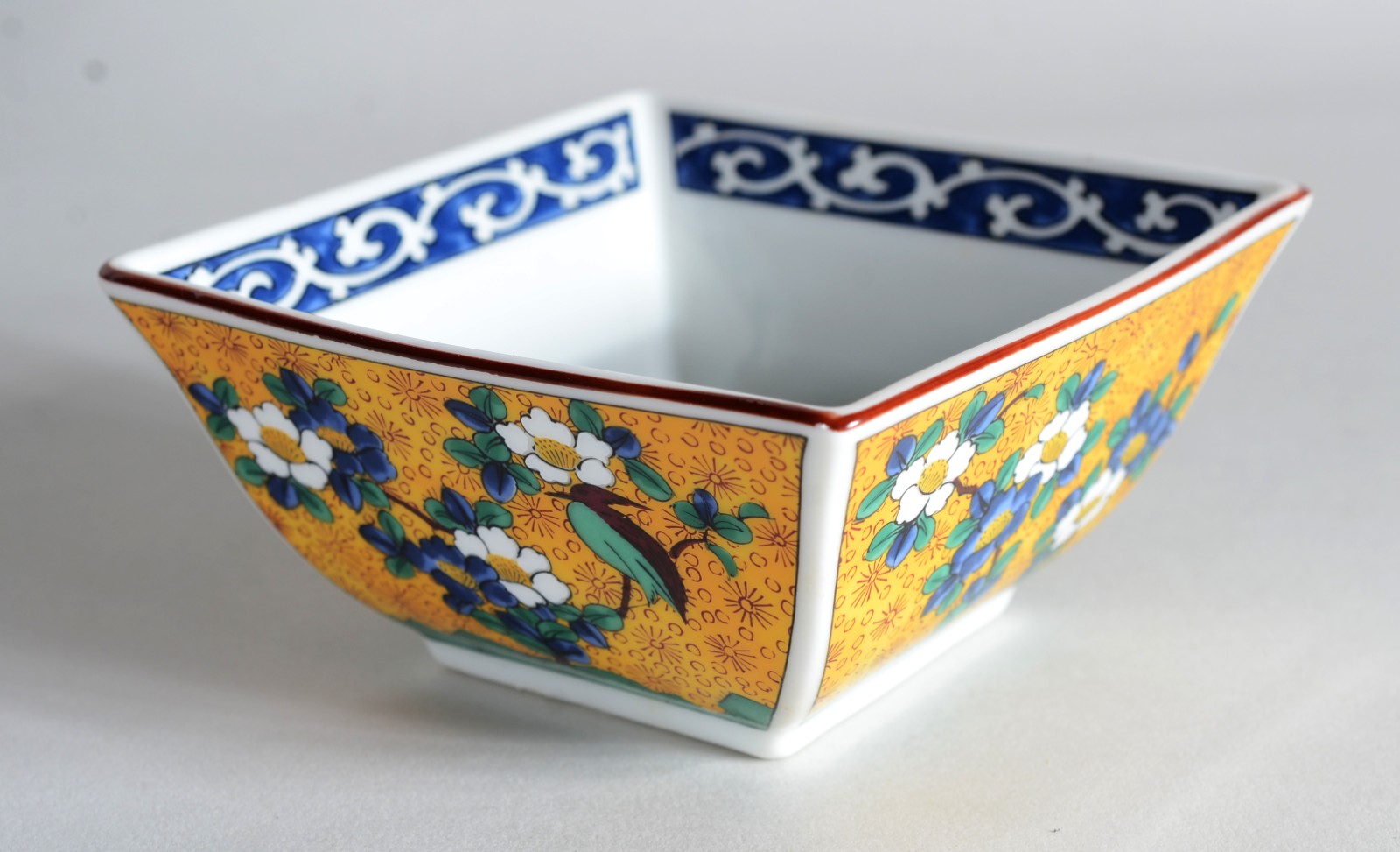 Dois conjuntos de porcelana oriental, sendo: 5 bowls para petiscos; 5... - foto 3 de 10