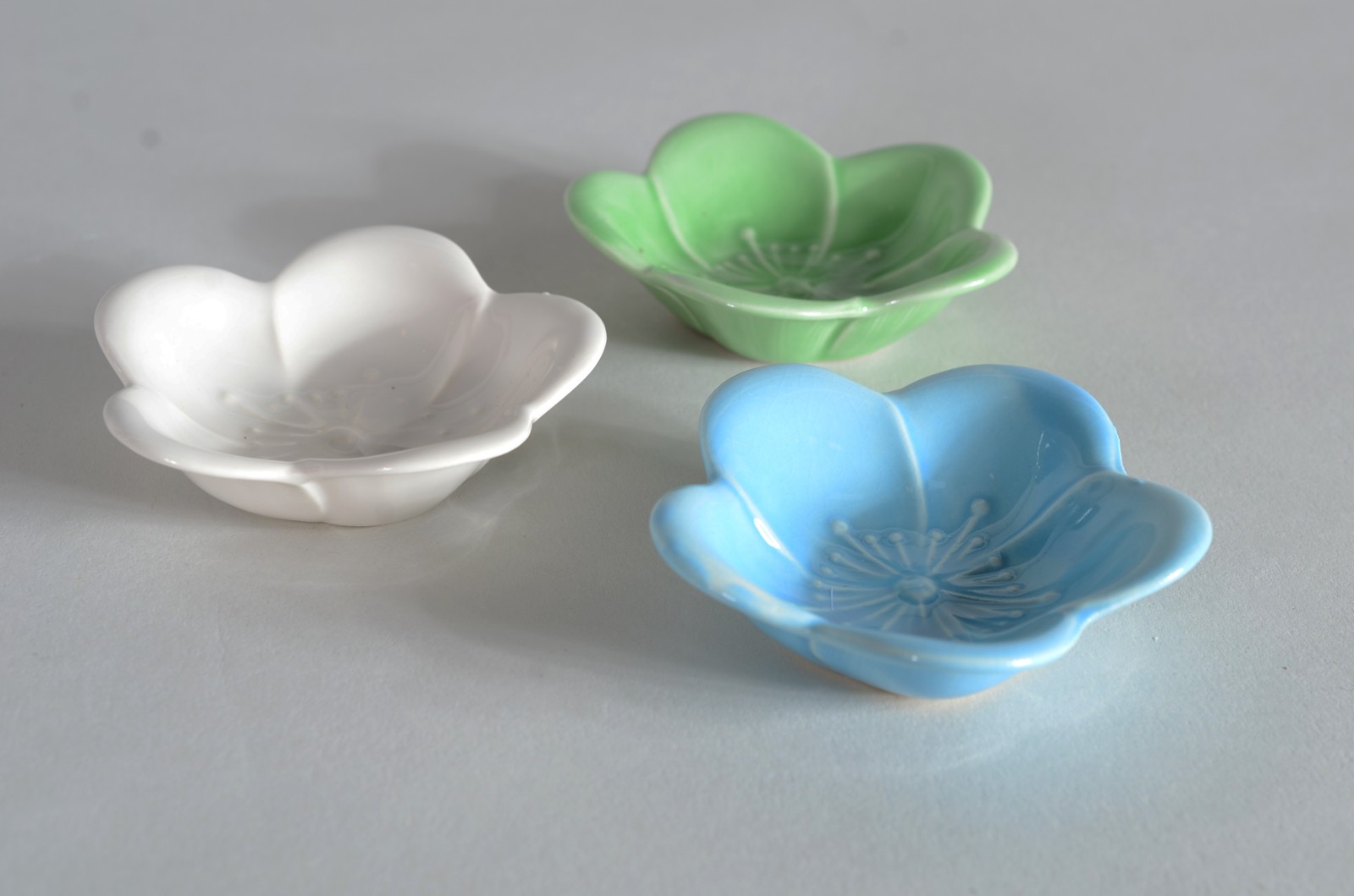 Dois conjuntos de porcelana oriental, sendo: 5 bowls para petiscos; 5... - foto 8 de 10