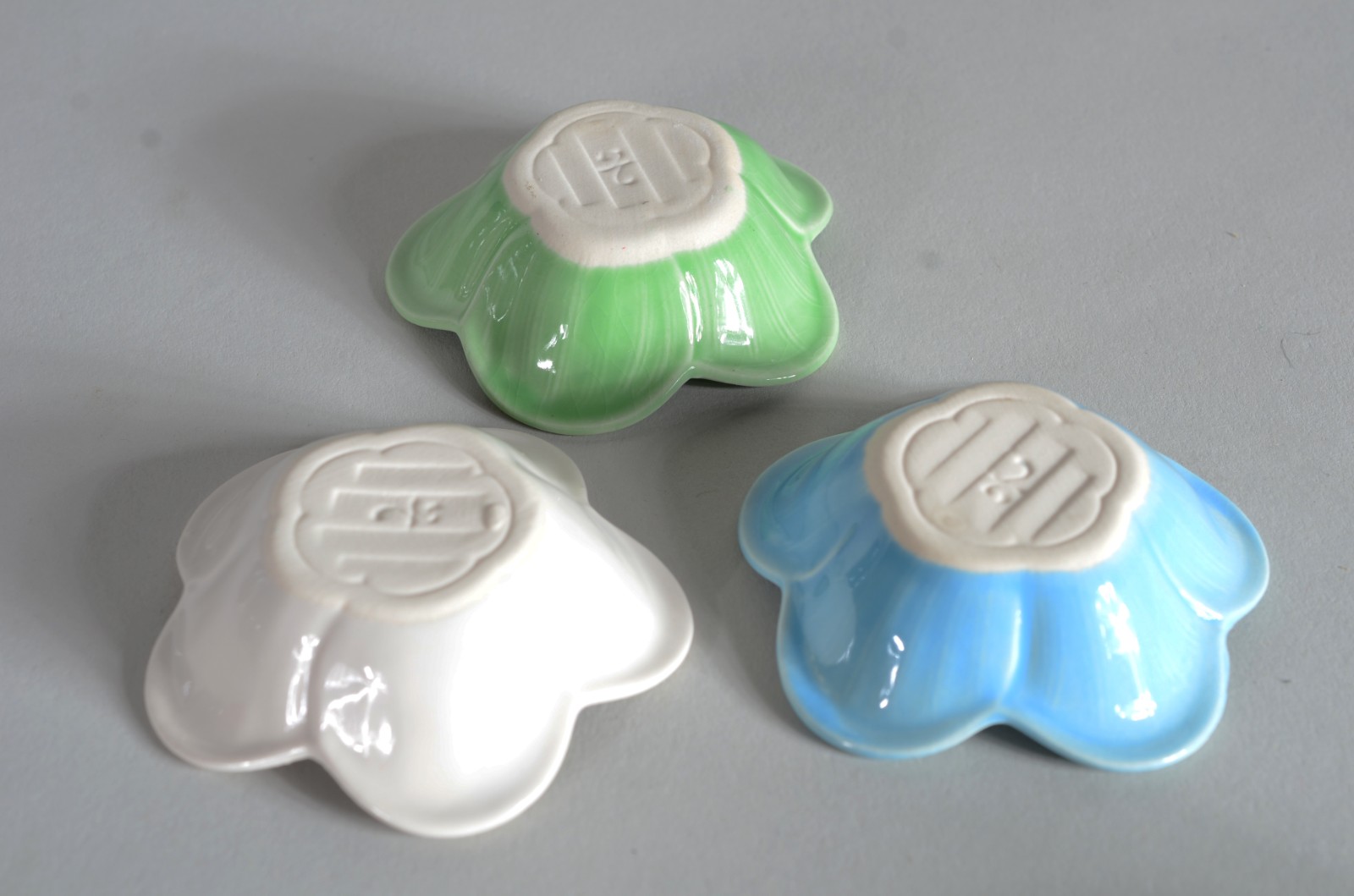 Dois conjuntos de porcelana oriental, sendo: 5 bowls para petiscos; 5... - foto 9 de 10
