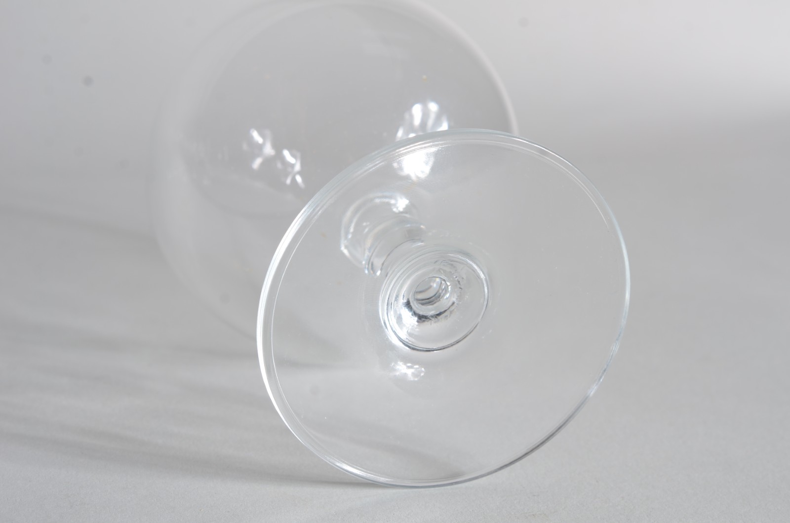 Conjunto com 12 taças de cristal para "brandy". - foto 4 de 5