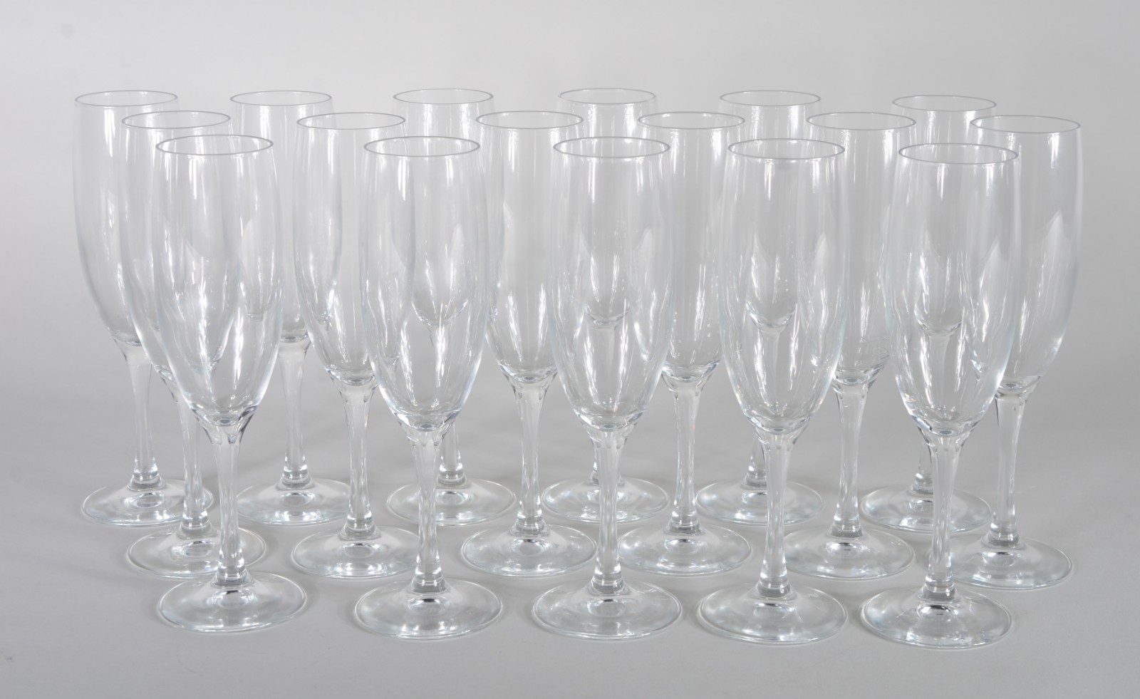 Conjunto com 17 flutes de cristal para champagne. - foto 1 de 5