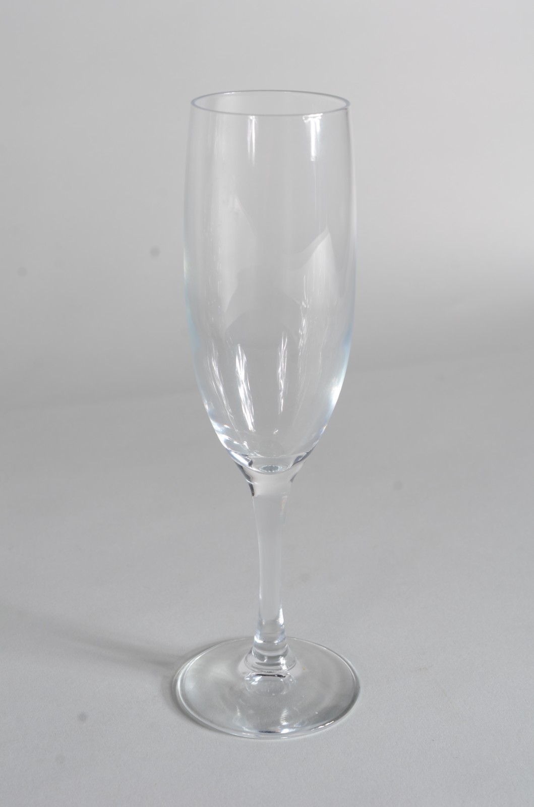 Conjunto com 17 flutes de cristal para champagne. - foto 2 de 5
