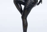 Escultura estilo  Art Deco representando figura... - Escultura estilo  Art Deco representando figura  feminina,  base de mármore 