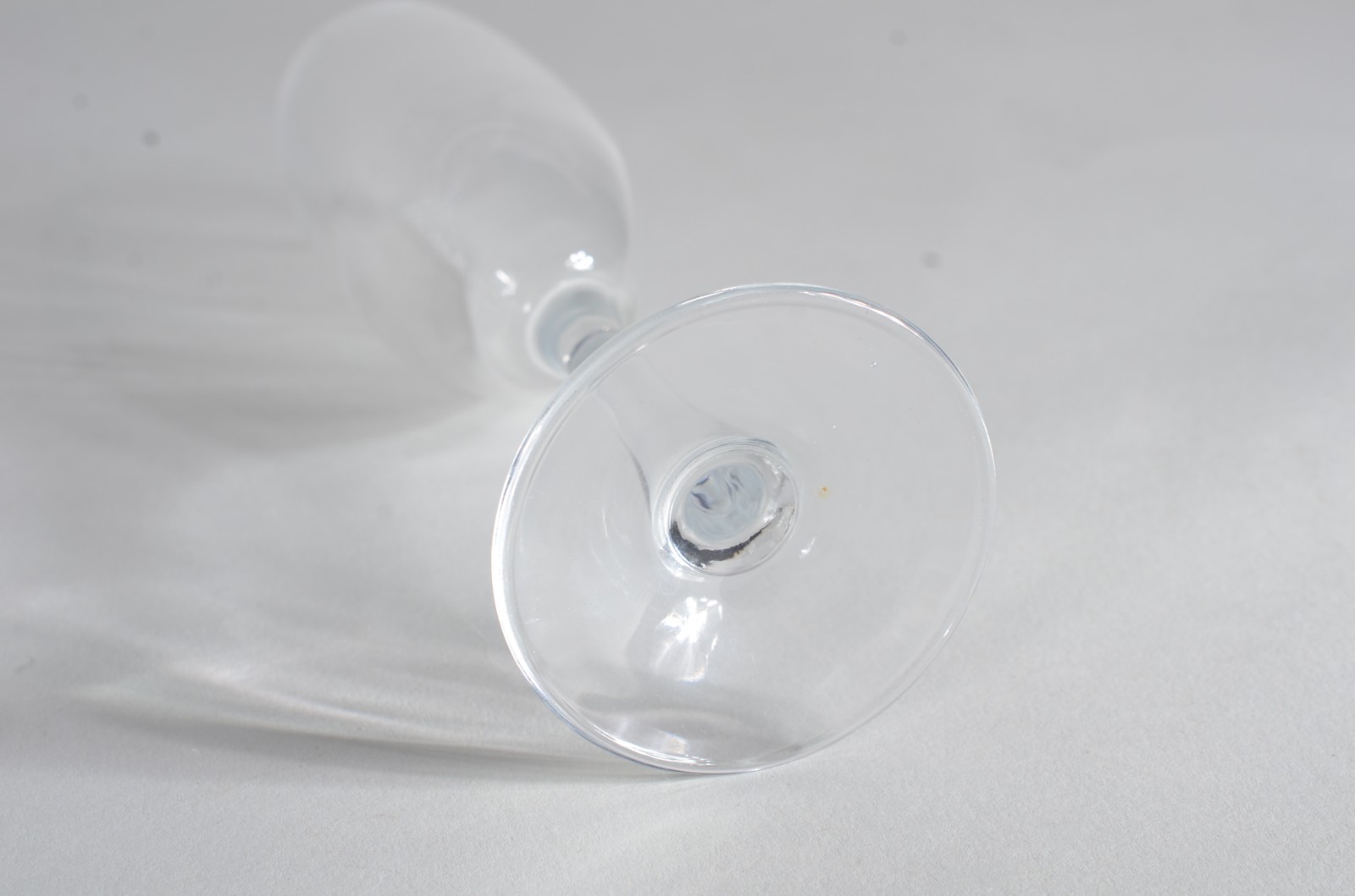 Conjunto com 17 flutes de cristal para champagne. - foto 4 de 5