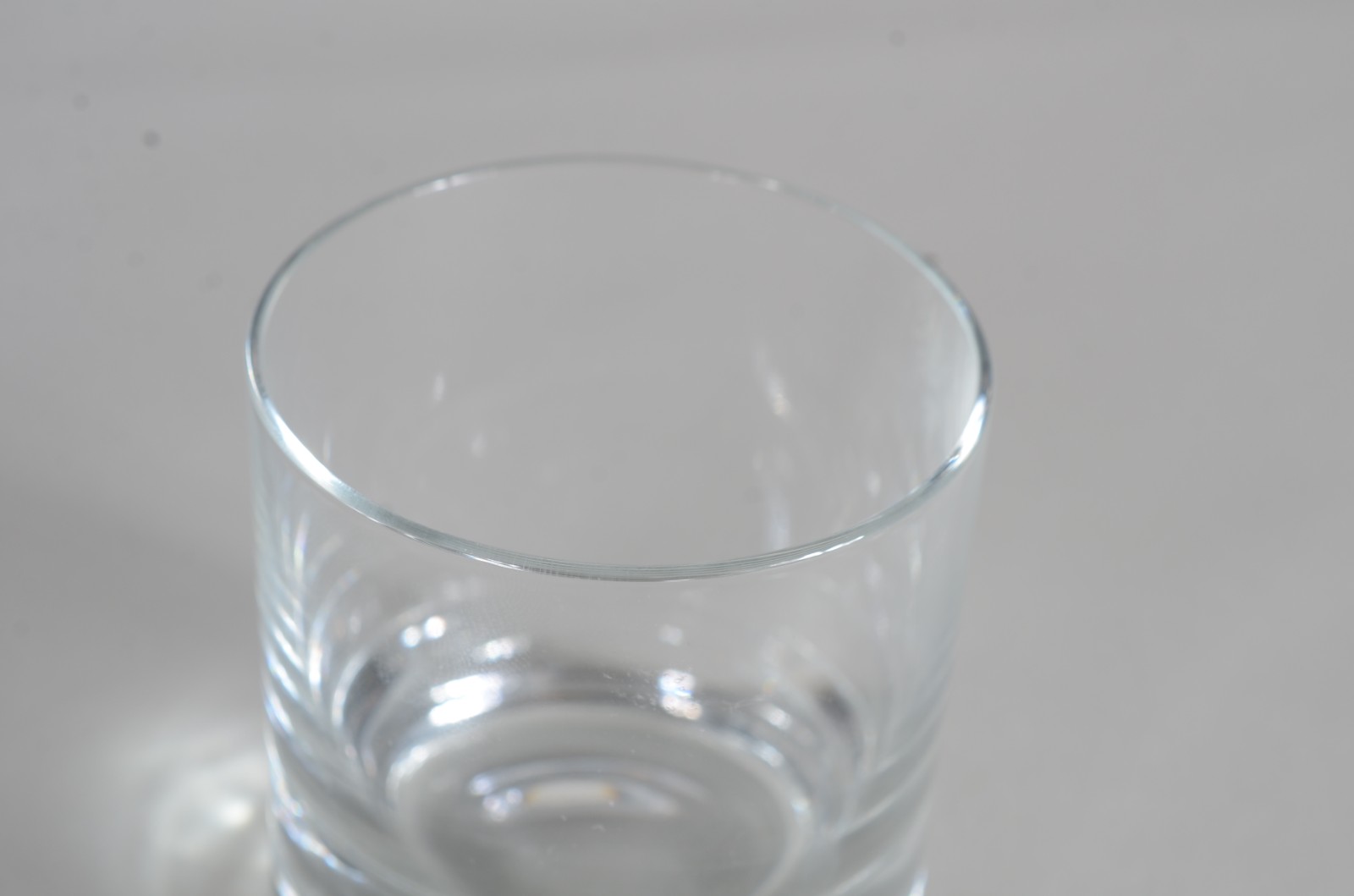 Conjunto com 12 copos de cristal alemão para coquetel. - foto 3 de 5