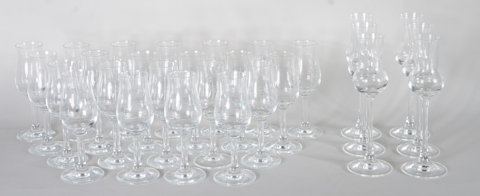 Conjunto com 28 cálices de cristal para cherry sendo 6 deles um pouco... - foto 1 de 4