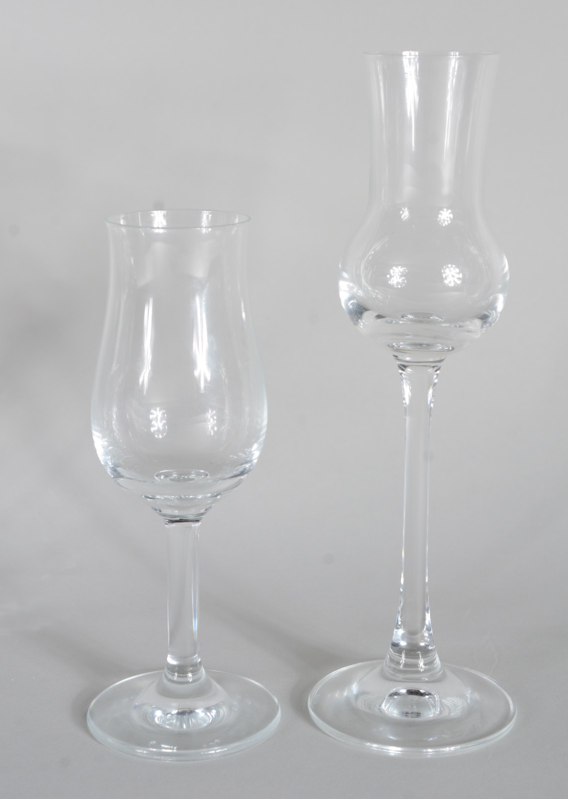 Conjunto com 28 cálices de cristal para cherry sendo 6 deles um pouco... - foto 2 de 4