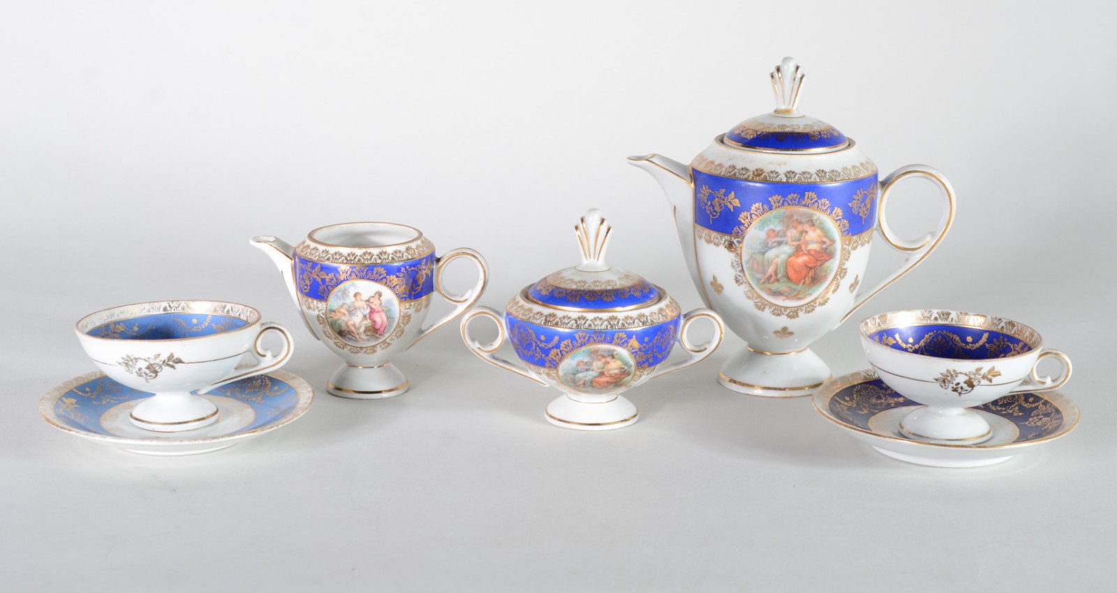 Pequeno serviço para café de porcelana Velho Viena, fundo branco com... - foto 1 de 11