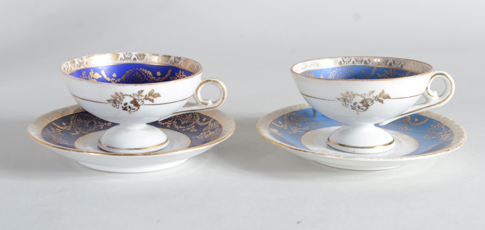 Pequeno serviço para café de porcelana Velho Viena, fundo branco com... - foto 2 de 11