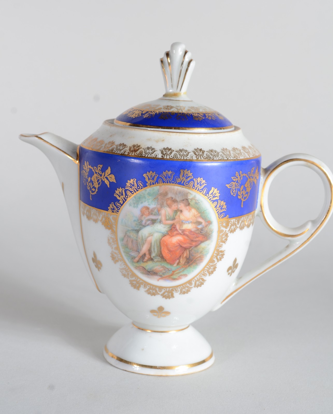 Pequeno serviço para café de porcelana Velho Viena, fundo branco com... - foto 8 de 11