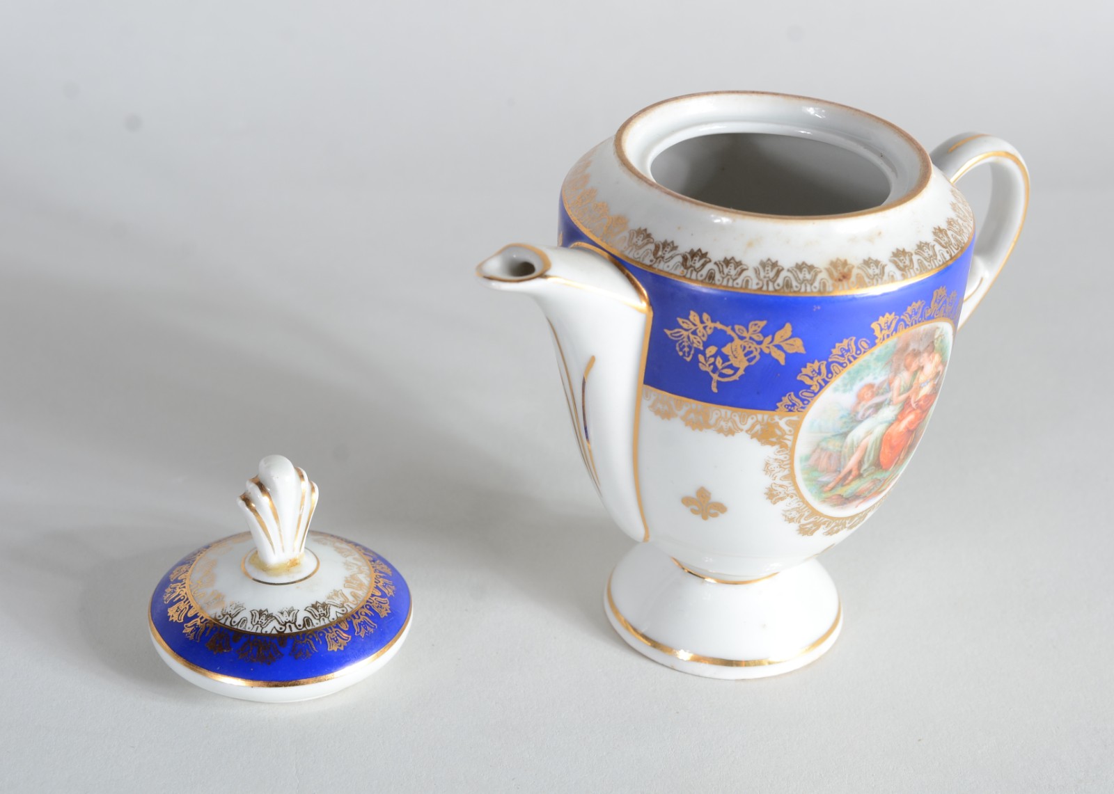 Pequeno serviço para café de porcelana Velho Viena, fundo branco com... - foto 9 de 11