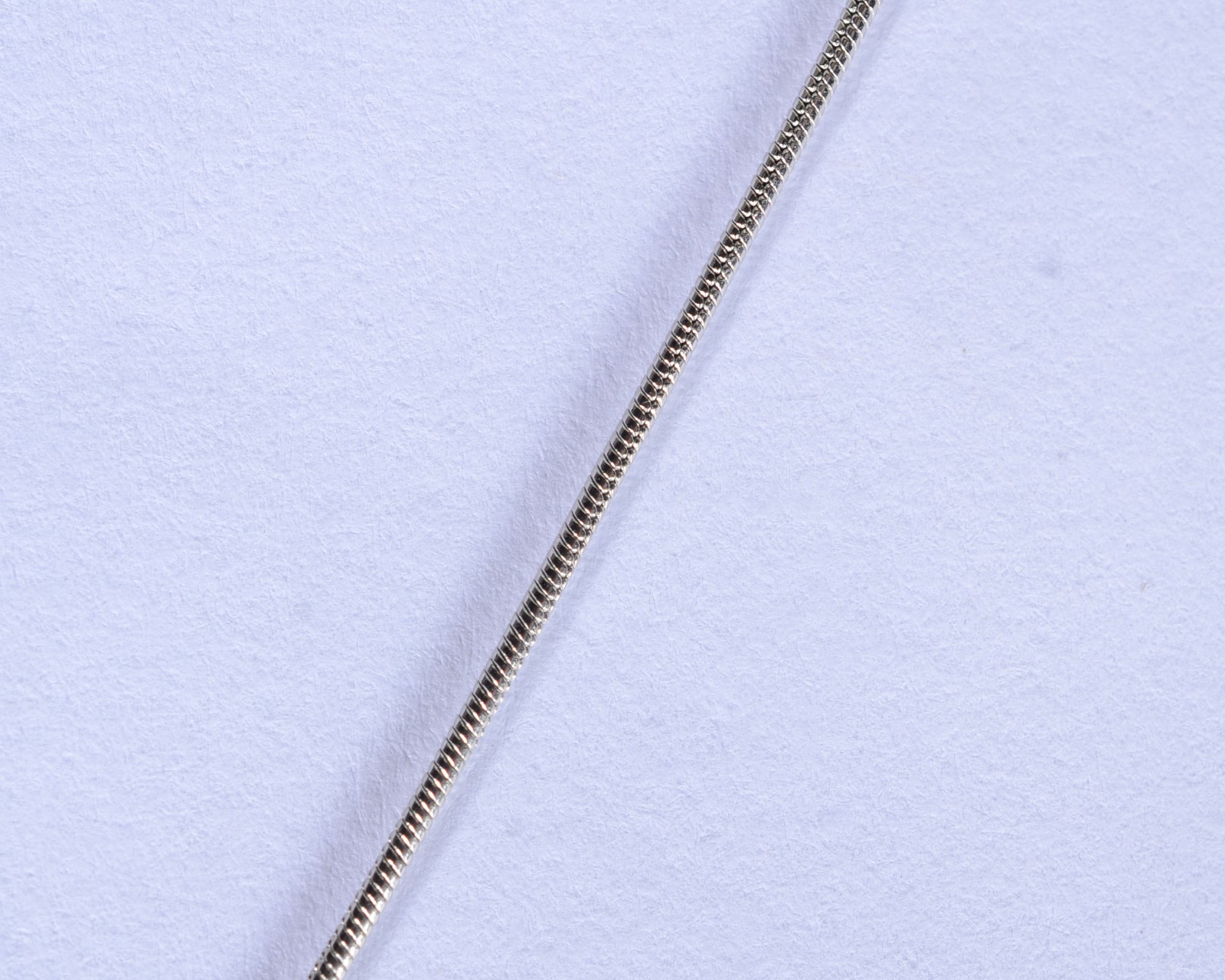 Colar de ouro branco "rabo de rato" com pendente cravejado com mini... - foto 2 de 6