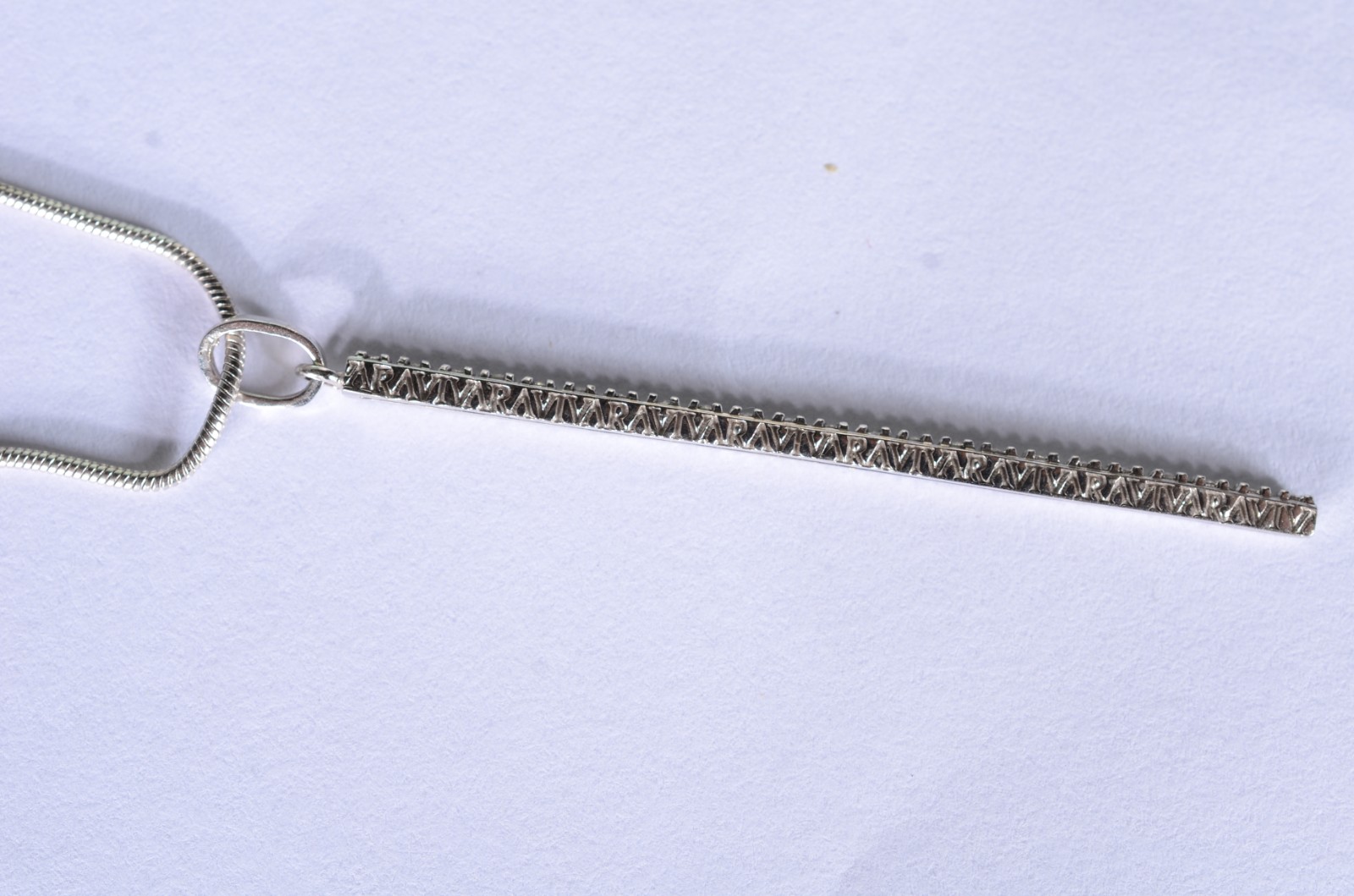 Colar de ouro branco "rabo de rato" com pendente cravejado com mini... - foto 3 de 6